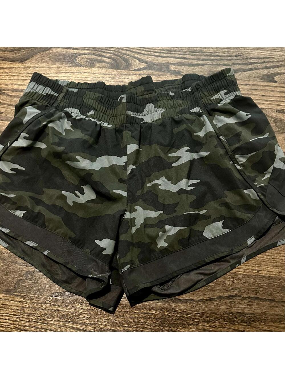 Athleta Olive Camo Racer 4" Shorts Medium
